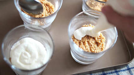 一層蛋捲一層鮮奶油